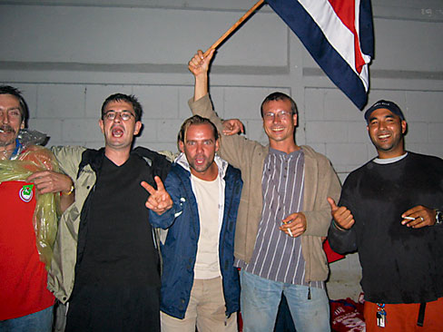 Mit Karsten, Heiko, Dieter und Jessy in San José zum Fußballspiel Costa Rica-USA (3:0)