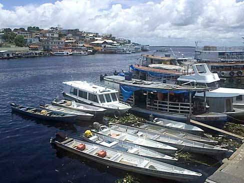 Kleine Boote im Flußhafen von Manaus