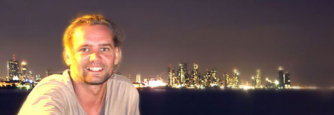 Volker Lehmann vor der Silhouette von Panama City